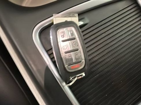 Used 2024 Chrysler Pacifica Touring-L FWD image 20