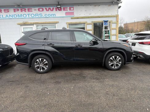 Used 2022 Toyota Highlander XLE image 6
