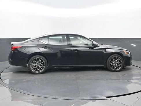 Used 2023 Nissan Altima 2.0 SR FWD image 2