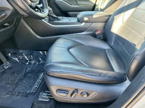 Used 2020 Toyota Highlander XLE image 14