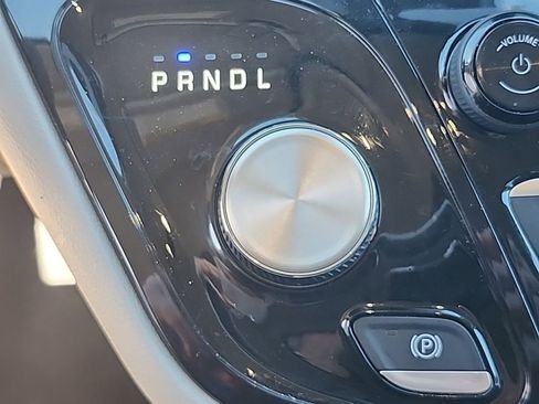 Used 2024 Chrysler Pacifica Touring-L FWD image 9