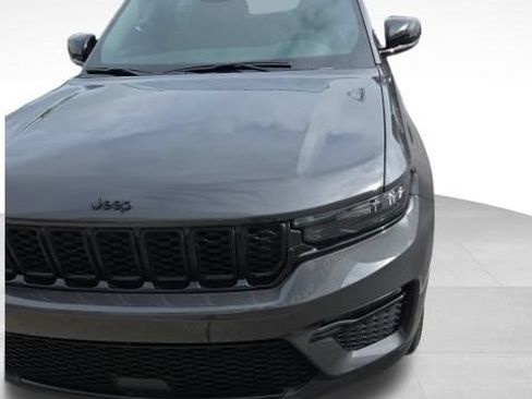 Used 2025 Jeep Grand Cherokee Limited w/ Black Appearance Package AWD/4WD image 3
