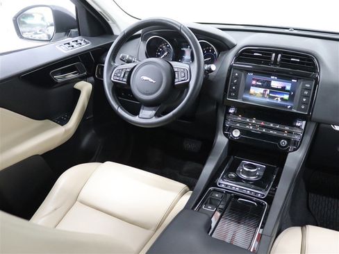 Used 2018 Jaguar F-PACE Premium image 18