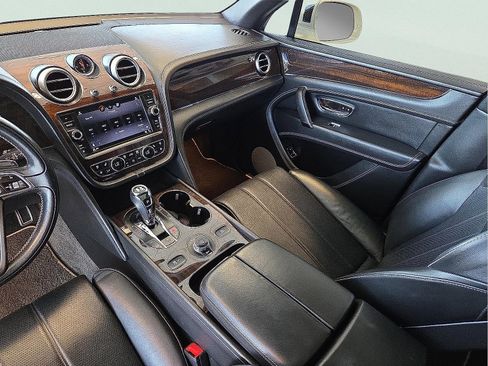 Used 2018 Bentley Bentayga image 11