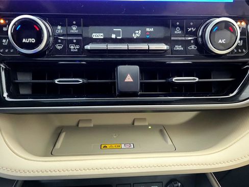 Used 2024 Toyota Highlander Limited image 32