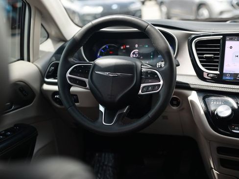 Used 2023 Chrysler Pacifica Touring-L w/ Uconnect Theater Family Group FWD image 27