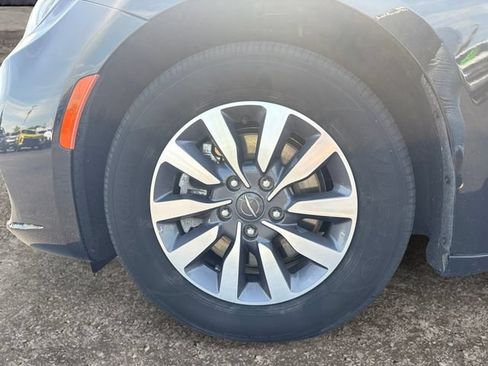 Used 2023 Chrysler Pacifica Limited FWD image 14