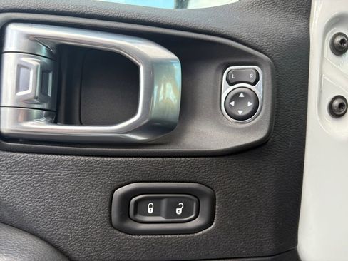 Used 2022 Jeep Wrangler Unlimited Sahara image 14