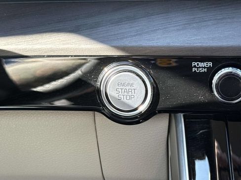 Used 2024 Kia Carnival EX FWD image 15