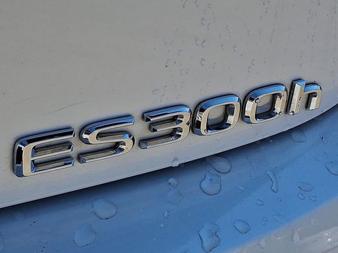 Used 2025 Lexus ES 300h w/ Premium Package image 30