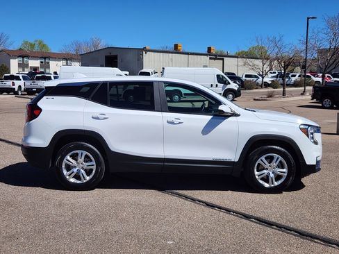 Used 2024 GMC Terrain SLE image 2