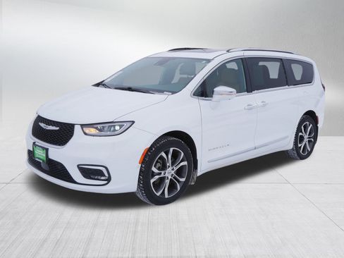 Used 2022 Chrysler Pacifica Pinnacle image 3