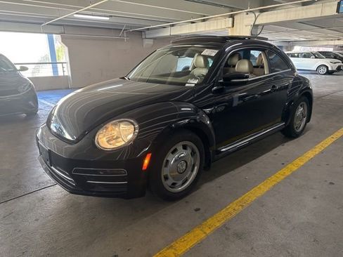 Used 2019 Volkswagen Beetle 2.0T SE image 1