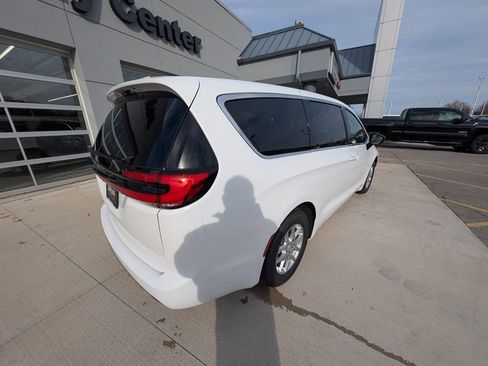 New 2026 Chrysler Pacifica Select image 6