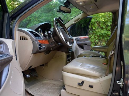 Used 2015 Chrysler Town & Country Touring-L w/ Driver Convenience Group FWD image 8