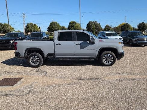 Used 2025 Chevrolet Silverado 2500 Custom w/ Custom Value Package image 18