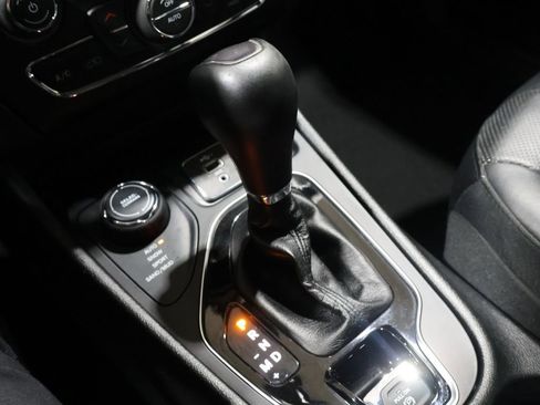 Used 2019 Jeep Cherokee Limited image 29