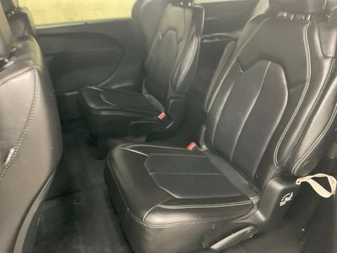 Used 2025 Chrysler Pacifica Select FWD image 12