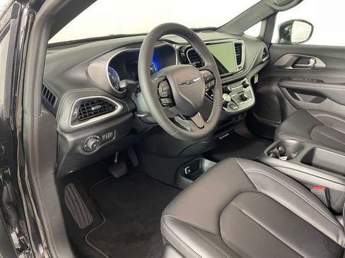 New 2026 Chrysler Pacifica Select w/ S Appearance Package FWD image 3