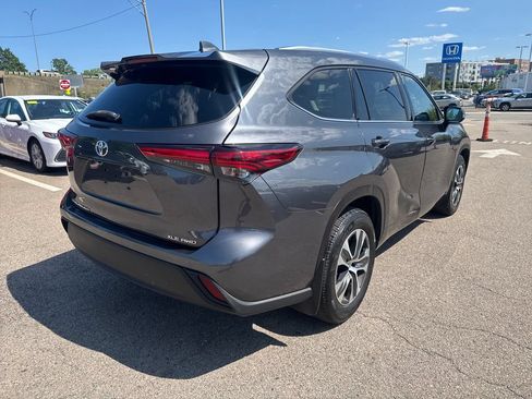 Used 2020 Toyota Highlander XLE AWD/4WD image 9