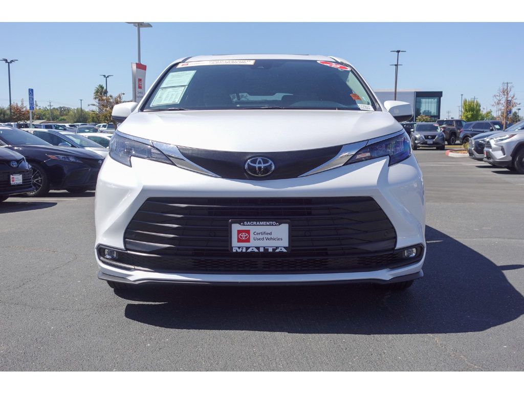 Certified 2026 Toyota Sienna XLE FWD image 9