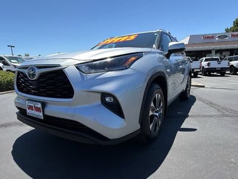 Used 2021 Toyota Highlander XLE AWD/4WD image 9