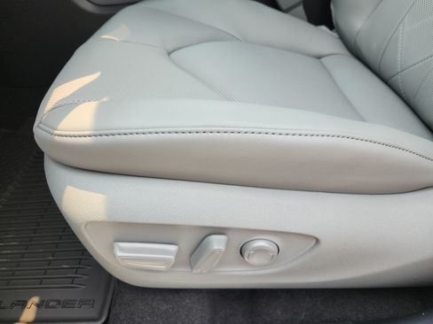 New 2026 Toyota Highlander Platinum AWD/4WD image 10