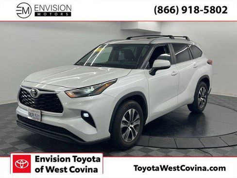 Certified 2023 Toyota Highlander XLE image 1