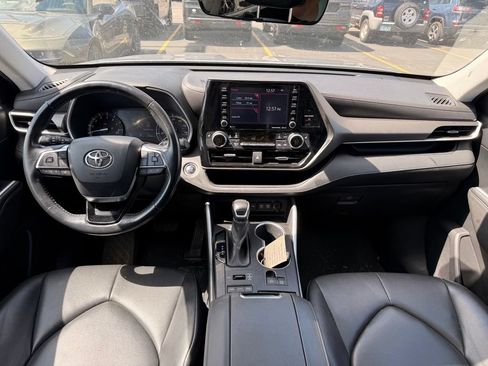 Used 2021 Toyota Highlander XLE AWD/4WD image 12