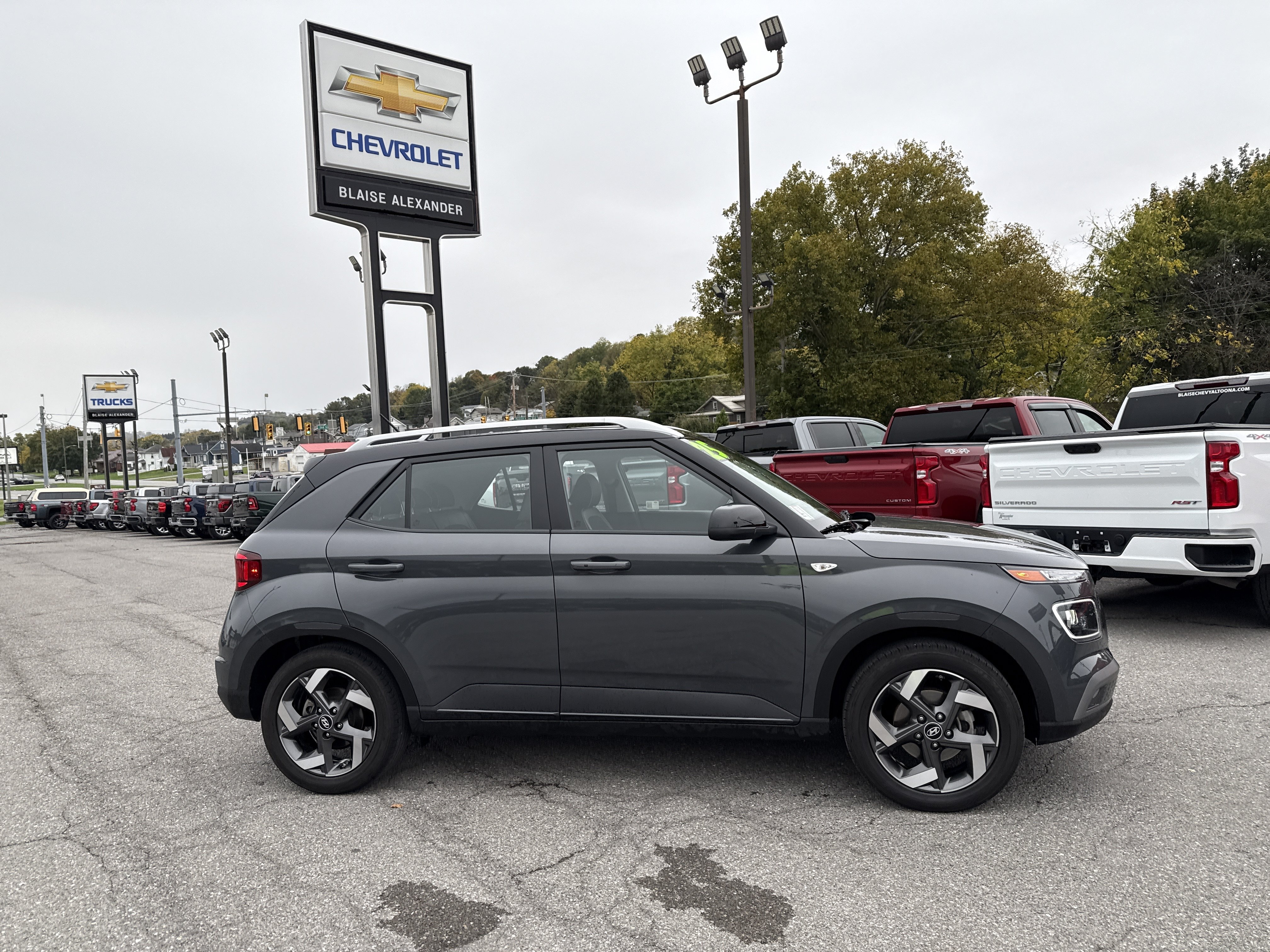 Used 2025 Hyundai Venue Limited FWD image 2