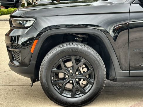 Used 2025 Jeep Grand Cherokee Altitude AWD/4WD image 10