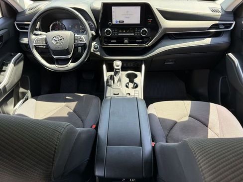 Used 2023 Toyota Highlander LE FWD image 17