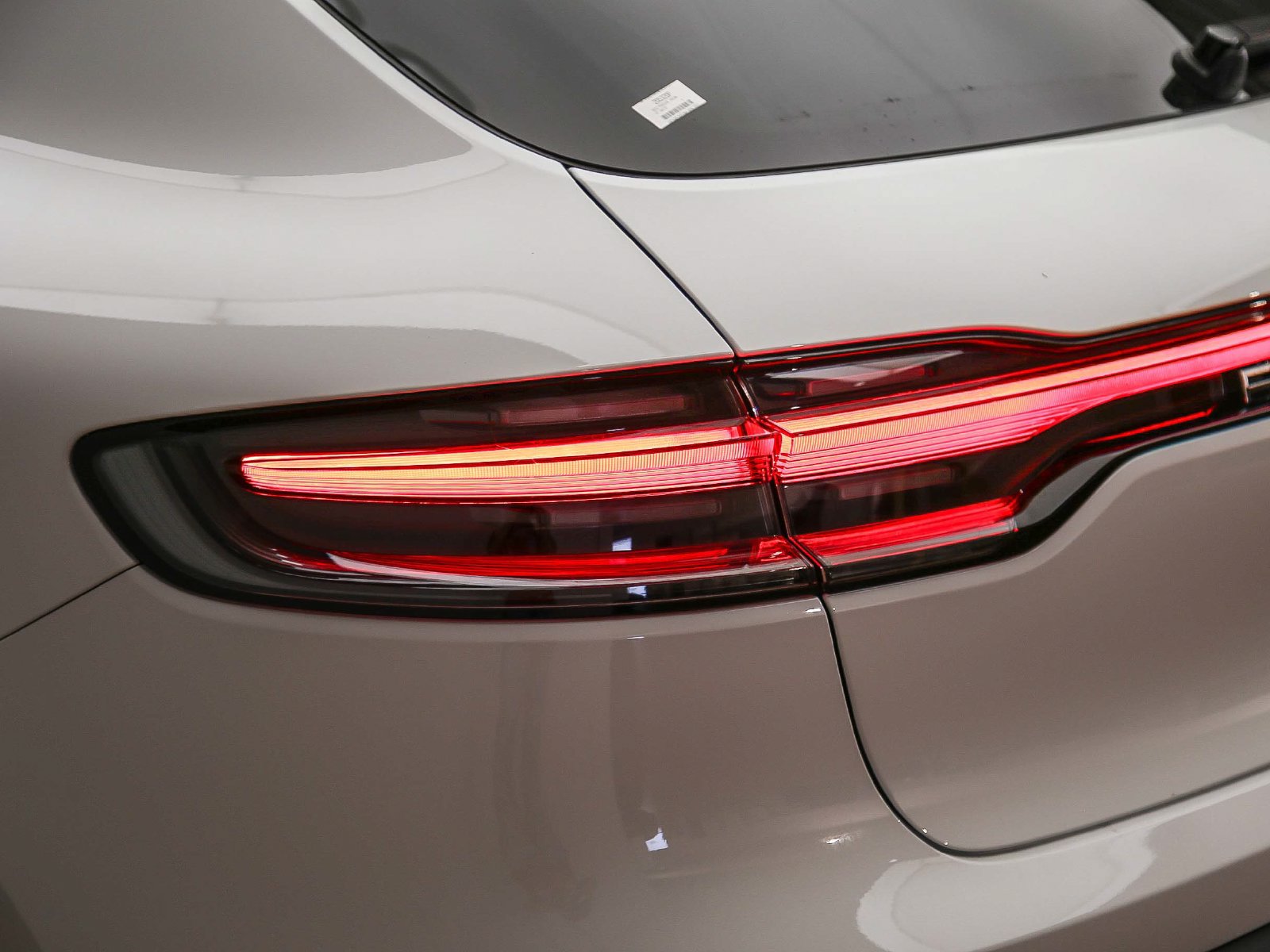 Certified 2022 Porsche Macan AWD/4WD image 15