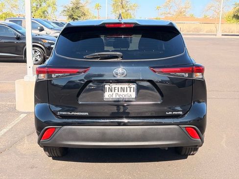Used 2024 Toyota Highlander LE AWD/4WD image 5