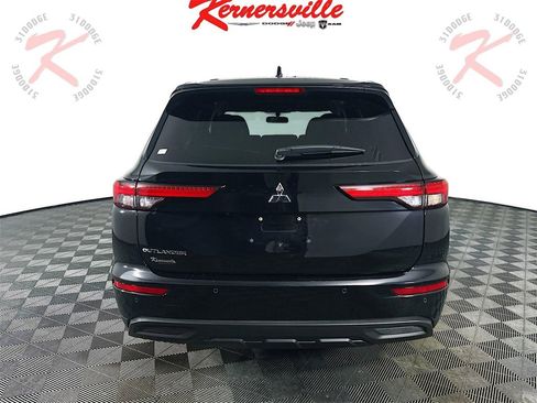 Used 2024 Mitsubishi Outlander ES image 6
