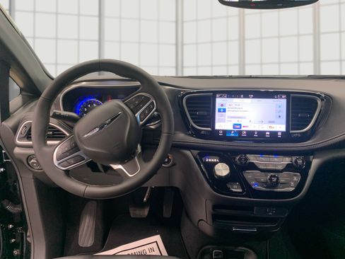 New 2026 Chrysler Pacifica Select image 24