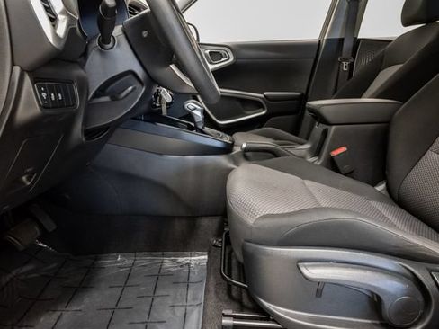 Used 2025 Kia Soul LX w/ LX Technology Package FWD image 11