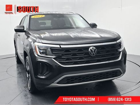Used 2024 Volkswagen Atlas Cross Sport SE FWD image 1