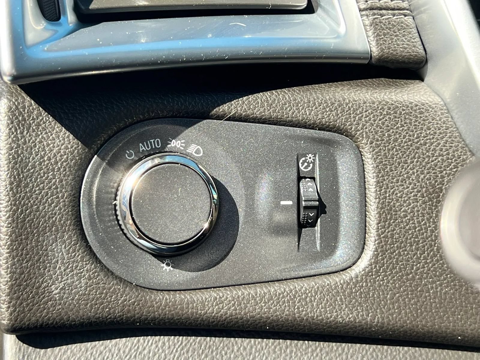 Used 2014 Cadillac SRX Luxury w/ Driver Awareness Package FWD image 17
