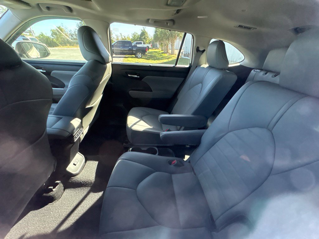 Used 2021 Toyota Highlander XLE FWD image 28