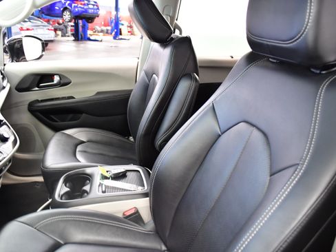 Used 2024 Chrysler Pacifica Touring-L FWD image 10