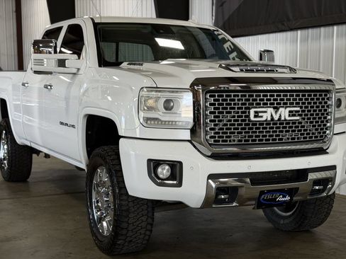 Used 2017 GMC Sierra 2500 Denali w/ Duramax Plus Package AWD/4WD image 12
