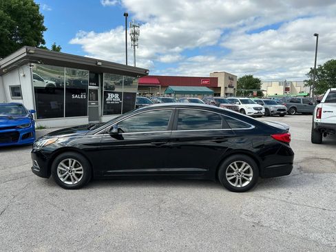 Used 2017 Hyundai Sonata SE FWD image 2