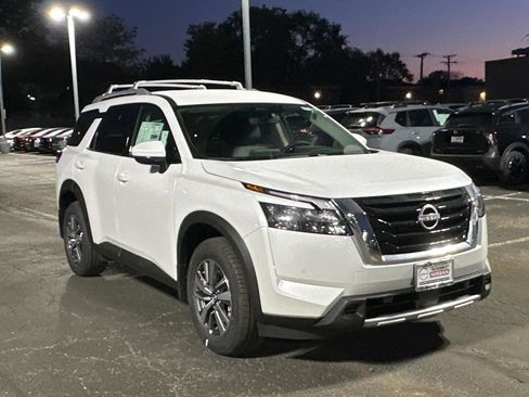 New 2025 Nissan Pathfinder SL image 3