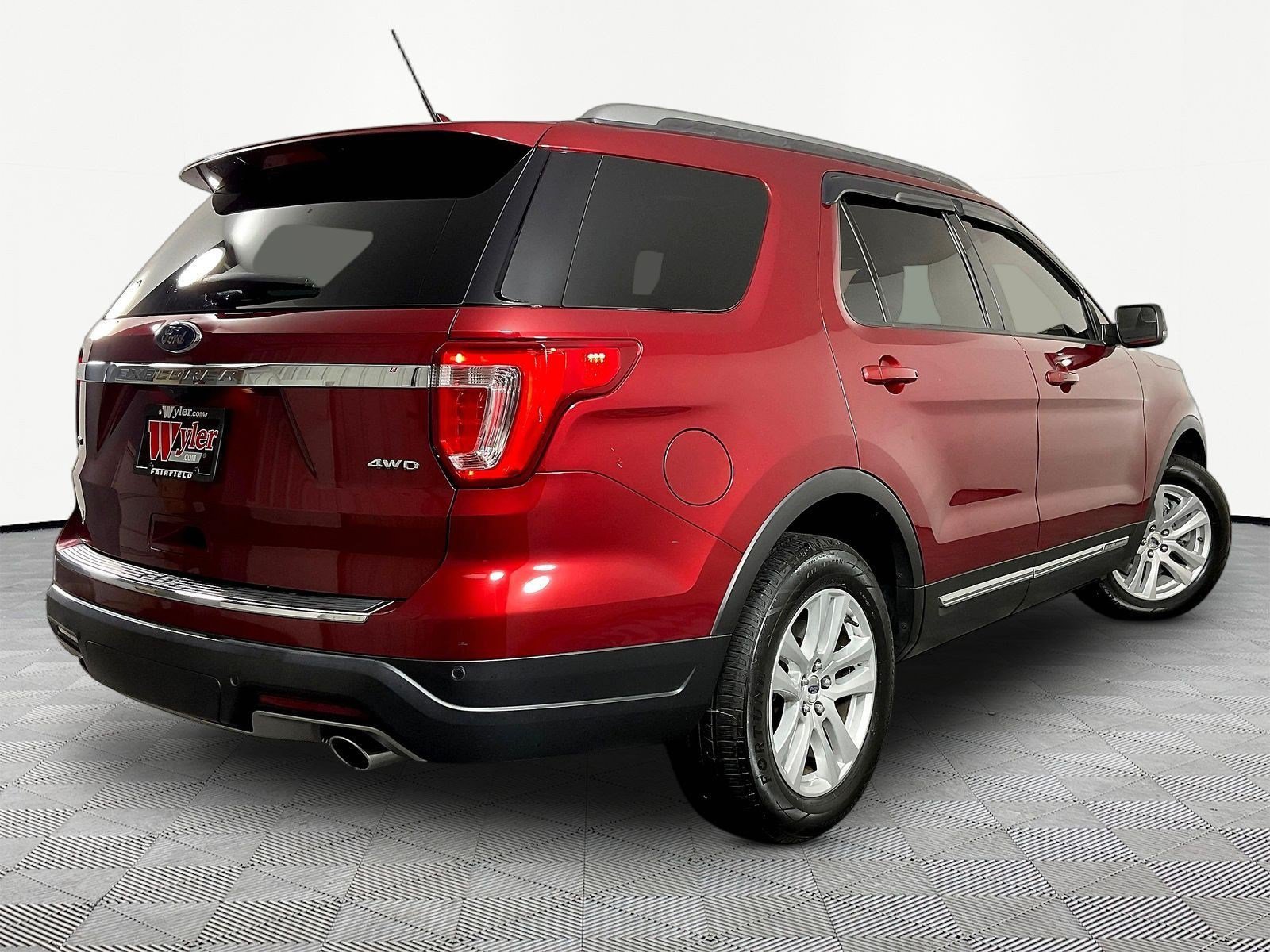 Used 2018 Ford Explorer XLT w/ Equipment Group 202A AWD/4WD image 6