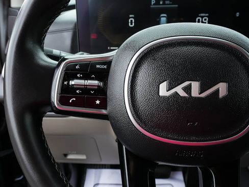 Used 2025 Kia Carnival EX FWD image 18