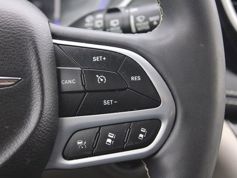 Used 2022 Chrysler Pacifica Touring-L image 32