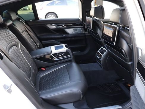 Used 2020 BMW 750i xDrive w/ Executive Package AWD/4WD image 30