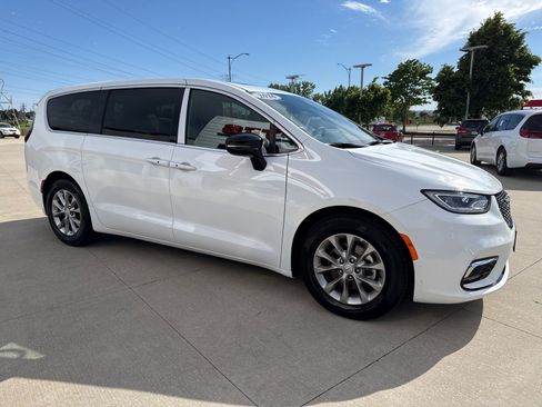 Used 2026 Chrysler Pacifica Limited FWD image 5