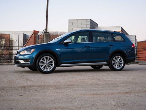 Used 2017 Volkswagen Golf Alltrack image 3